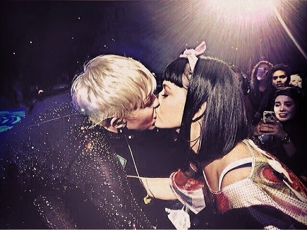 OMG WOW MILEY IS AT IT AGAIN YOU GUYS WLJKHSFJHASFBKASF!!11!!!!!1!!!!!